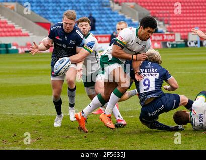 Sale Sharks Center Conor Doherty wird ohne den Ball angegangen Von London Irish Centre Theo Brophy-Clews kurz vor der Versuchen Sie Linie während eines Gallagher Pr Stockfoto