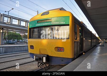 Lissabon CP (Comboios de Portugal) Urban Services Zugziel nach Cascais am Bahnhof Cais do Sodre in der Stadt Lissabon, Portugal. Stockfoto