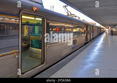 Lissabon CP (Comboios de Portugal) Urban Services Zugziel nach Cascais am Bahnhof Cais do Sodre in der Stadt Lissabon, Portugal. Stockfoto