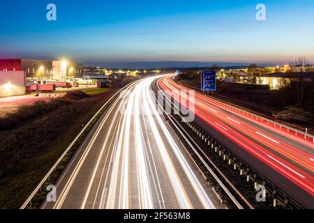 Deutschland, Baden-Württemberg, Fahrzeug-Lichtwege auf Einer 81 in der Dämmerung Stockfoto