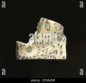 Fragment eines Gefäßes. Eine niedrige Krümmung des Glassfragmentes ermöglicht die Zuordnung zu einem Gefäß, möglicherweise einer Schale. Das weiße Glas zeigt mehrere Blumenornamente in millefiori-Technologie. Um einen türkisfarbenen Punkt mit roter Kontur zu machen, schneiden Sie kleine rote Punkte in einiger Entfernung als Blütenblätter. Für die Herstellung wurden verschiedenfarbige Gläser zu Rohren und Stäben geformt. Diese wurden komprimiert und erhitzt, was zu einem langen Balken führte. Die Glasscheiben hatten verschiedene amorphe oder florale Muster. ​​now Danach wurden mehrere dieser Thrombozyten zusammengefaltet, wieder erhitzt und in die Gefäßform gepresst. Burry for Stockfoto