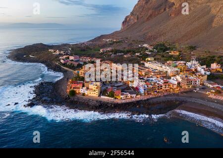 Spanien, Valle Gran Rey, Drohne Blick auf die Stadt am Rande der Insel La Gomera in der Dämmerung Stockfoto