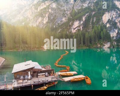 Blockhütte am Pragser Wildsee am Berg Croda del Becco in den Dolomiten, Südtirol, Italien Stockfoto