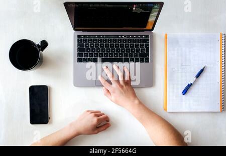 Mann bei der Arbeit am Laptop zu Hause Büro Stockfoto