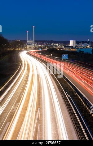 Deutschland, Baden-Württemberg, Sindelfingen, Fahrzeug-Lichtwege auf Einer 81 in der Nacht Stockfoto