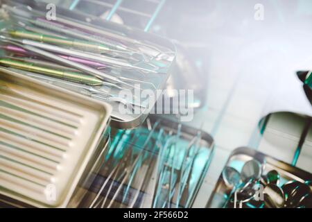 Dentalwerkzeuge werden im Autoklav desinfiziert Stockfoto
