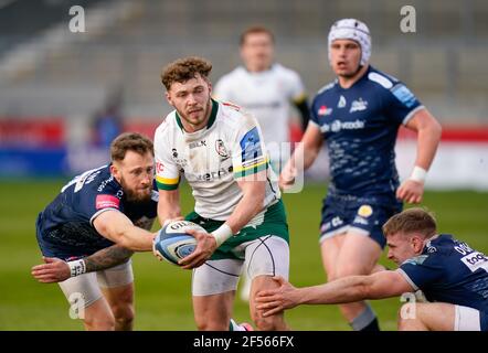 London Irish Centre Theo Brophy-Clews durchbricht die Sale Sharks Verteidigung während eines Gallagher Premiership Runde 14 Rugby Union Spiel, Sonntag, 21. März Stockfoto