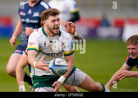 London Irish Centre Theo Brophy-Clews aus Lasten, wie er bricht Durch den Verkauf Sharks Verteidigung während einer Gallagher Premiership Runde 14 Rugby Union Spiel Stockfoto