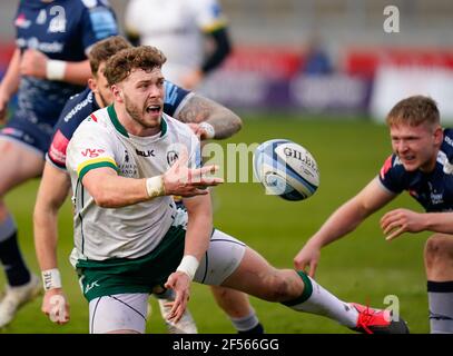 London Irish Centre Theo Brophy-Clews aus Lasten, wie er bricht Durch den Verkauf Sharks Verteidigung während einer Gallagher Premiership Runde 14 Rugby Union Spiel Stockfoto