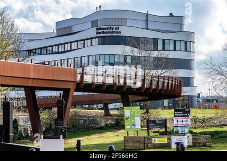 Northampton, Großbritannien, Wetter, 24th. März 2021. Ein warmer Frühlingsnachmittag entlang des Flusses Nene in der Nähe der University of Northampton mit Temperaturen von 15 Grad. Kredit: Keith J Smith./Alamy Live Nachrichten Stockfoto