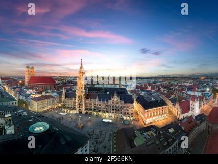 Luftaufnahme der schönen Münchner Altstadt bei Sonnenuntergang Stockfoto