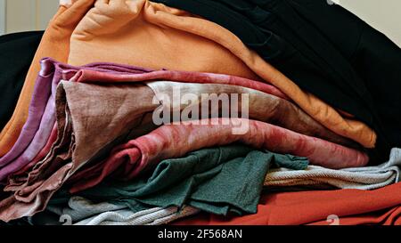 Selektives Fokusfoto von mehrfarbigen Stoffmustern. Serigraphie-Produktion. Druck von Bildern auf T-Shirts im Siebdruck-Verfahren in einem Design-Stud Stockfoto