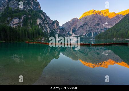 Schöne Aussicht auf den Berg Croda del Becco am Pragser Wildsee in den Dolomiten, Südtirol, Italien Stockfoto