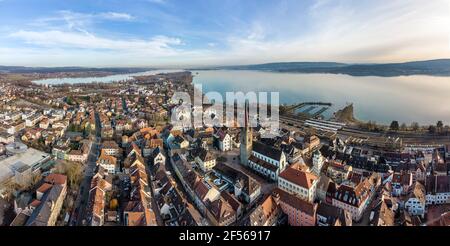 Deutschland, Baden-Württemberg, Radolfzell, Luftpanorama der Stadt am Ufer des Bodensees Stockfoto