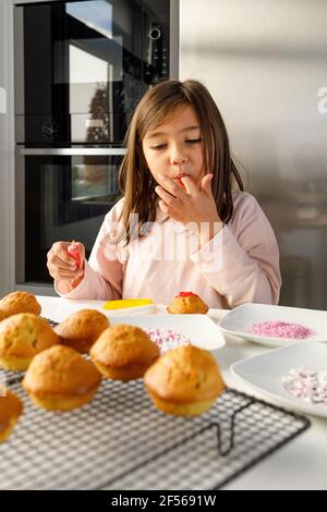 Frisch gebackene Muffins auf dem Kühlregal Stockfoto