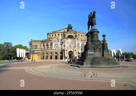 Dresden, 15. September 2020: Besuch der Semperoper in Dresden an einem sonnigen Tag im September. Stockfoto