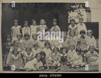 Klassenfoto mit Renate Scholz. Aus dem Nachlass von Dr. med. Renate Scholz, Schenkung des N.N., 2010 Stockfoto