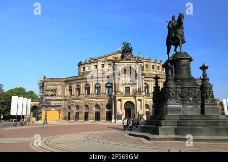 Dresden, 15. September 2020: Besuch der Semperoper in Dresden an einem sonnigen Tag im September. Stockfoto
