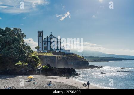 Strand Grande und katholische Kirche, Sao Roque, Sao Miguel, Azoren, Portugal, Stockfoto