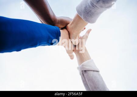 Multiethnische Gruppe von Freunden, die High-Five geben Stockfoto