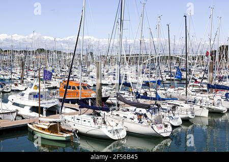 Yachten in der Marina von La Trinite sur Mer, Bretagne, Frankreich Stockfoto