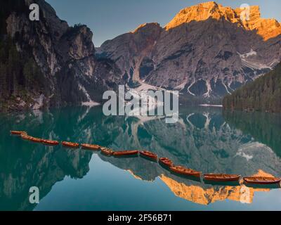 Ruderboote liegen am Pragser Wildsee am Berg Croda del Becco in den Dolomiten, Südtirol, Italien Stockfoto