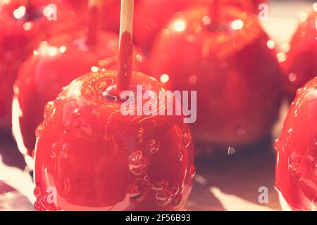 Köstliche rote Süßigkeiten Äpfel bedeckt Stockfoto