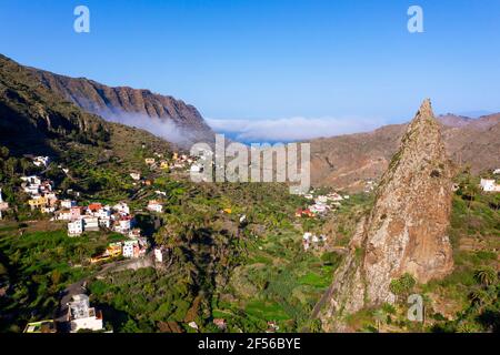 Spanien, Hermigua, Drohne Blick auf Roques de San Pedro und kleine Stadt im Garajonay Nationalpark Stockfoto