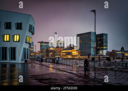 Deutschland, Nordrhein-Westfalen, Düsseldorf, Media Harbour bei Regen in der Abenddämmerung Stockfoto