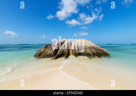 Granitfelsen am Strand von Anse Source Dargent im Sommer Stockfoto