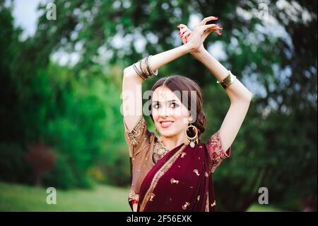 Indisches Mädchen mit orientalischen Schmuck und Make-up Henna angewendet. Brunette hinduistische Modell Mädchen mit indischen Schmuckstücke. Stockfoto
