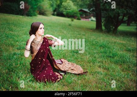 Indisches Mädchen mit orientalischen Schmuck und Make-up Henna angewendet. Brunette hinduistische Modell Mädchen mit indischen Schmuckstücke. Stockfoto