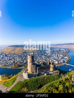 Deutschland, Rheinland-Pfalz, Bernkastel-Kues, Hubschrauberblick über die Burg Landshut, die Mosel und die umliegende Stadt im Sommer Stockfoto