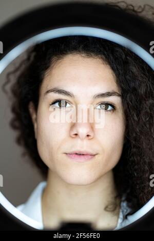 Schöne Frau vor dem Ringlicht Stockfoto