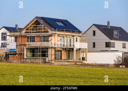 Deutschland, Baden-Württemberg, Waiblingen, modernes energieeffizientes Vorstadthaus im Bau Stockfoto