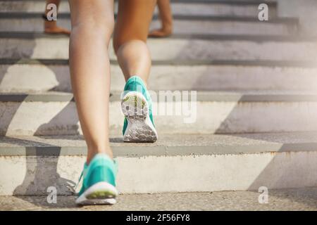 Nahaufnahme der jungen Frau sportliche Beine Vorbereitung auf die oben auf ihrem täglichen städtischen Training laufen. Gesundes Lifestyle-Konzept. Stockfoto
