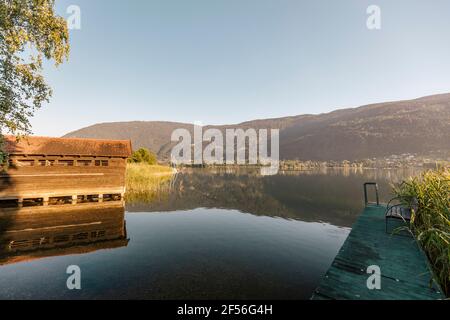Spiegelung des Berges im Wasser bei Sonnenaufgang, Ossiacher See, Österreich Stockfoto