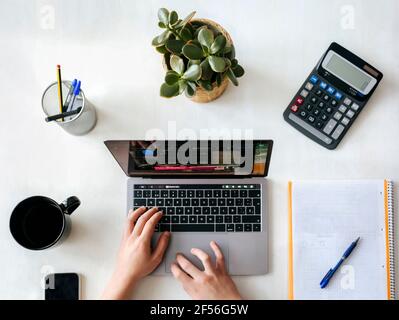 Geschäftsmänner planen Strategie auf Laptop am Schreibtisch im Heimbüro Stockfoto