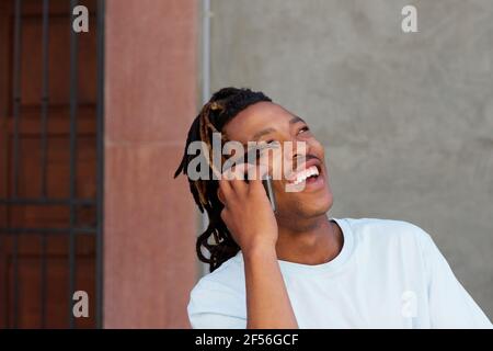 Portrait eines coolen afrikaners mit Dreadlocks, die lachen und reden Am Telefon Stockfoto