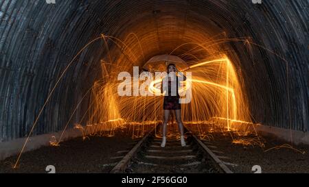 Frau, die im Tunnel Drahtwolle spinnt Stockfoto