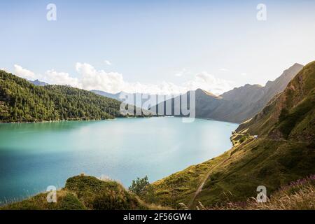 Landschaftlich schöner Blick auf den Sellasee durch die Bergkette im Tessin, Schweiz Stockfoto