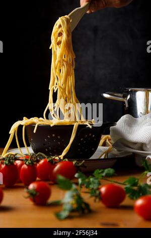 Rubinroter Mangold mit essbaren Pilzen und Kirschtomaten auf Holztisch Stockfoto