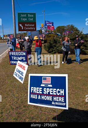Eine Anti-Zensur-Kundgebung auf Cape Cod, USA. Bekämpfung der Zensur herausragen. United Cape Patriots Stockfoto
