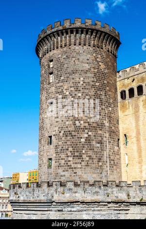 Turm des Castel Nuovo (Neues Schloss) oder Maschio Angioino in Neapel, Italien Stockfoto