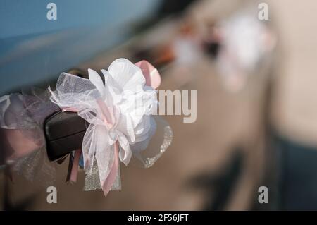 Autodekoration für eine Hochzeit. Dekorationen auf dem Auto des Brautpacks. Cortege bei der Hochzeit Stockfoto