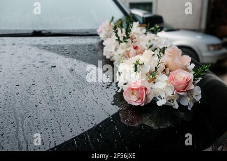 Autodekoration für eine Hochzeit. Dekorationen auf dem Auto des Brautpacks. Cortege bei der Hochzeit Stockfoto