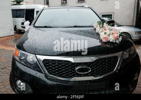 Autodekoration für eine Hochzeit. Dekorationen auf dem Auto des Brautpacks. Cortege bei der Hochzeit Stockfoto