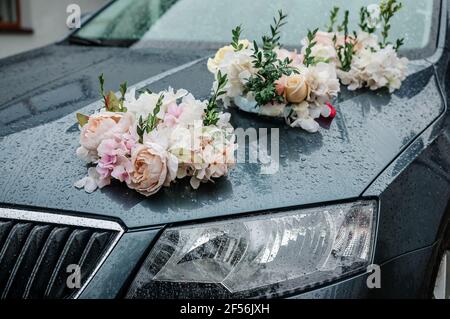 Autodekoration für eine Hochzeit. Dekorationen auf dem Auto des Brautpacks. Cortege bei der Hochzeit Stockfoto