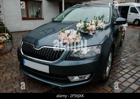 Autodekoration für eine Hochzeit. Dekorationen auf dem Auto des Brautpacks. Cortege bei der Hochzeit Stockfoto