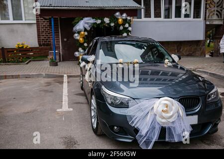 Autodekoration für eine Hochzeit. Dekorationen auf dem Auto des Brautpacks. Cortege bei der Hochzeit Stockfoto